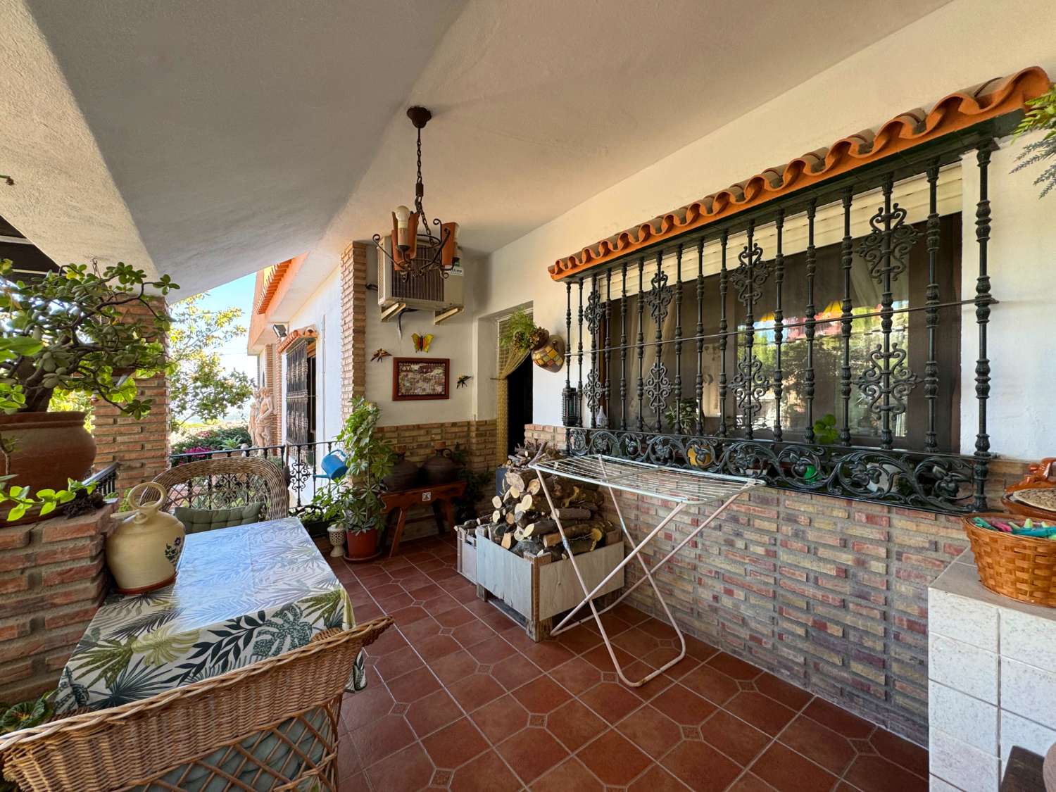 Villa en una sola planta con gran casa de invitados independiente