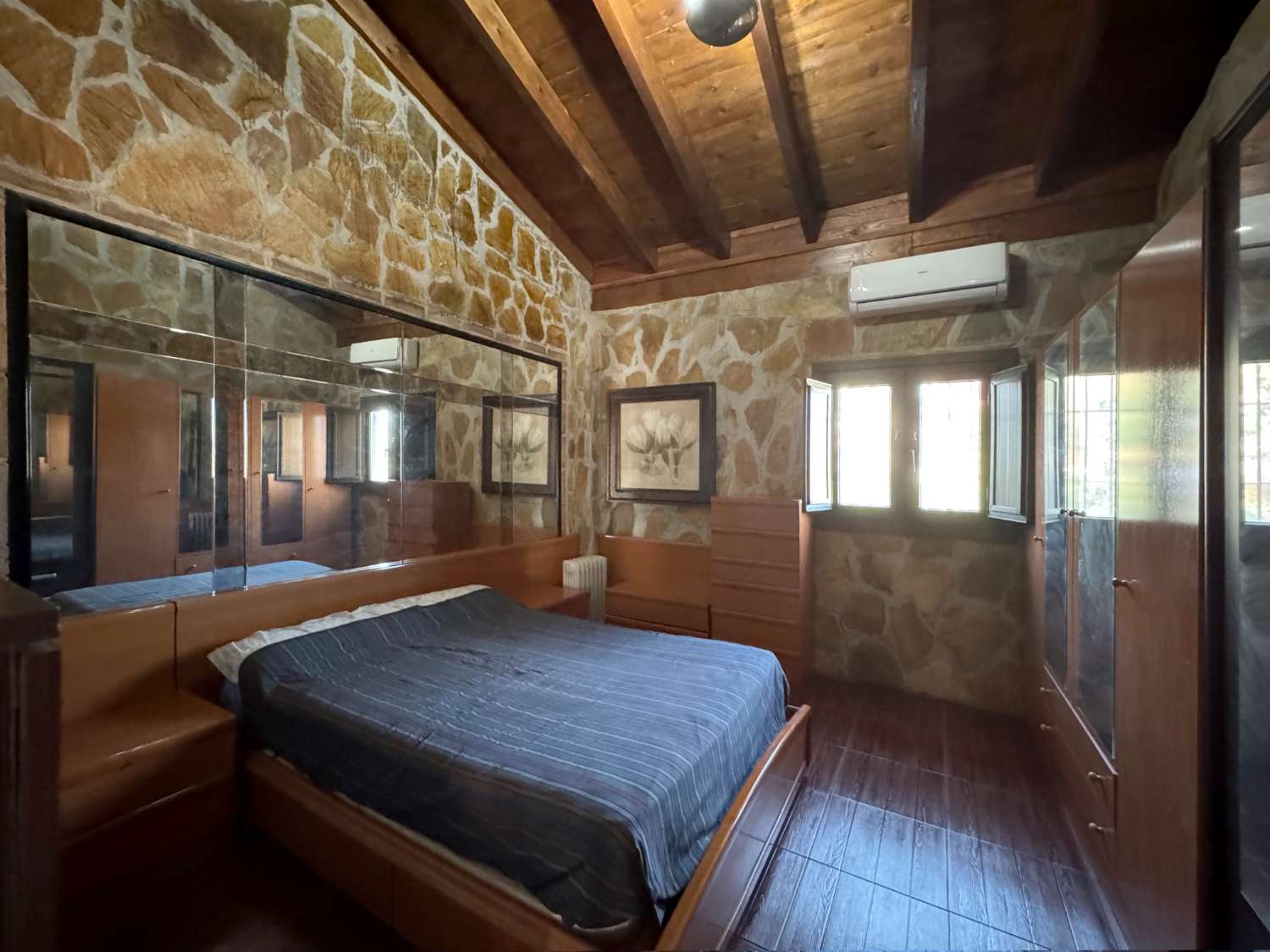 Villa en una sola planta con gran casa de invitados independiente