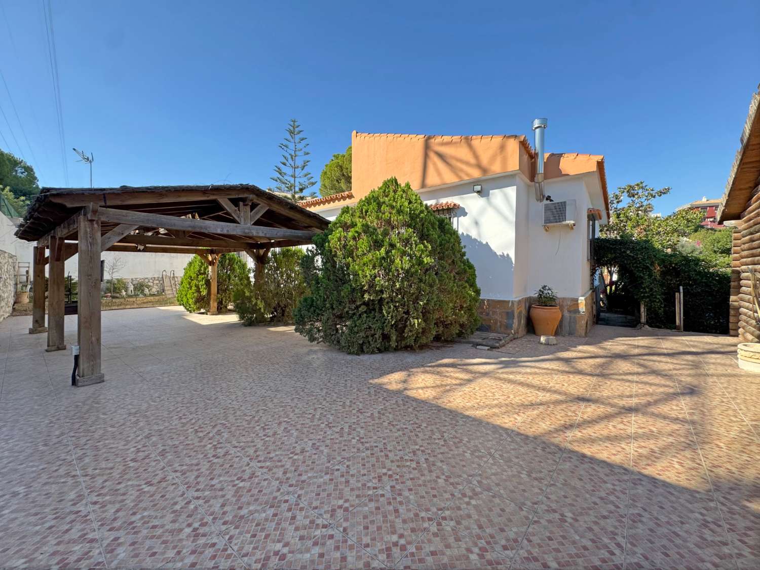 Villa en una sola planta con gran casa de invitados independiente