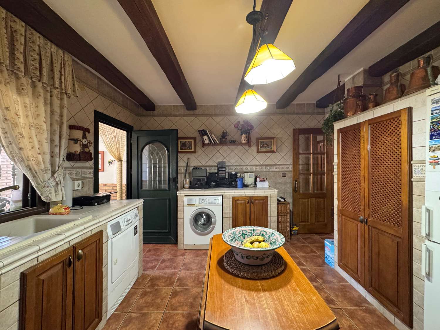 Villa en una sola planta con gran casa de invitados independiente