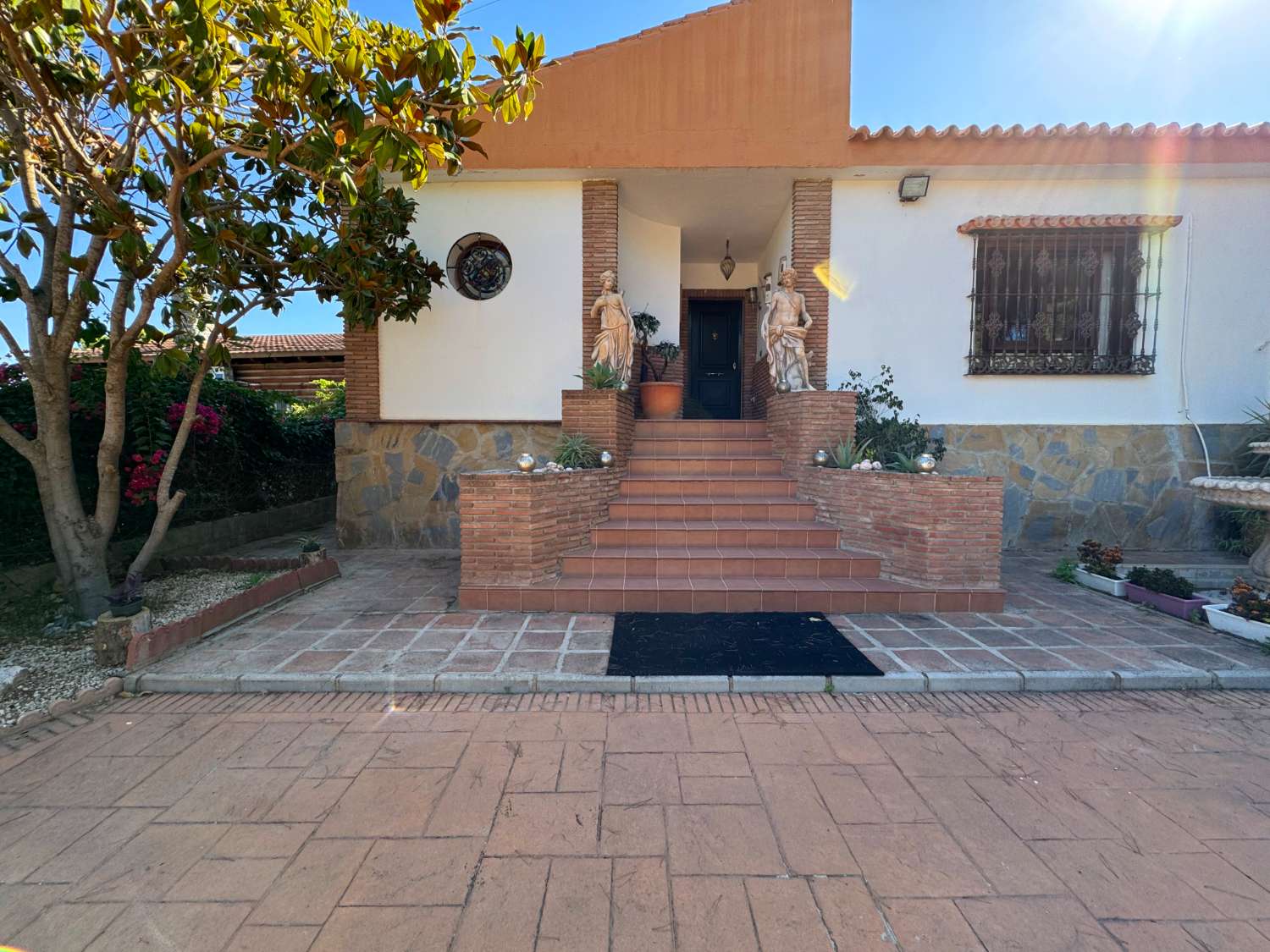 Villa en una sola planta con gran casa de invitados independiente