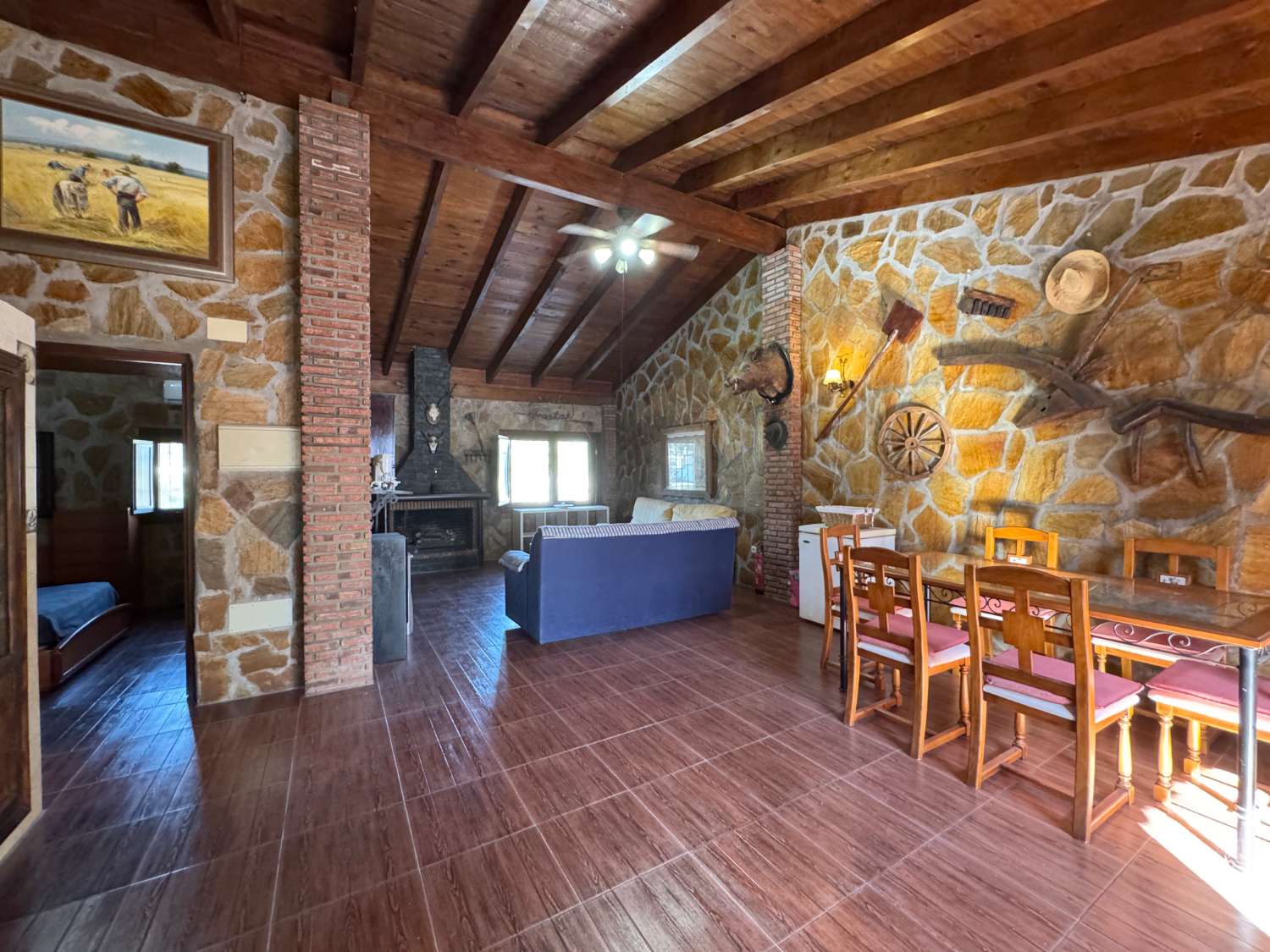 Villa en una sola planta con gran casa de invitados independiente