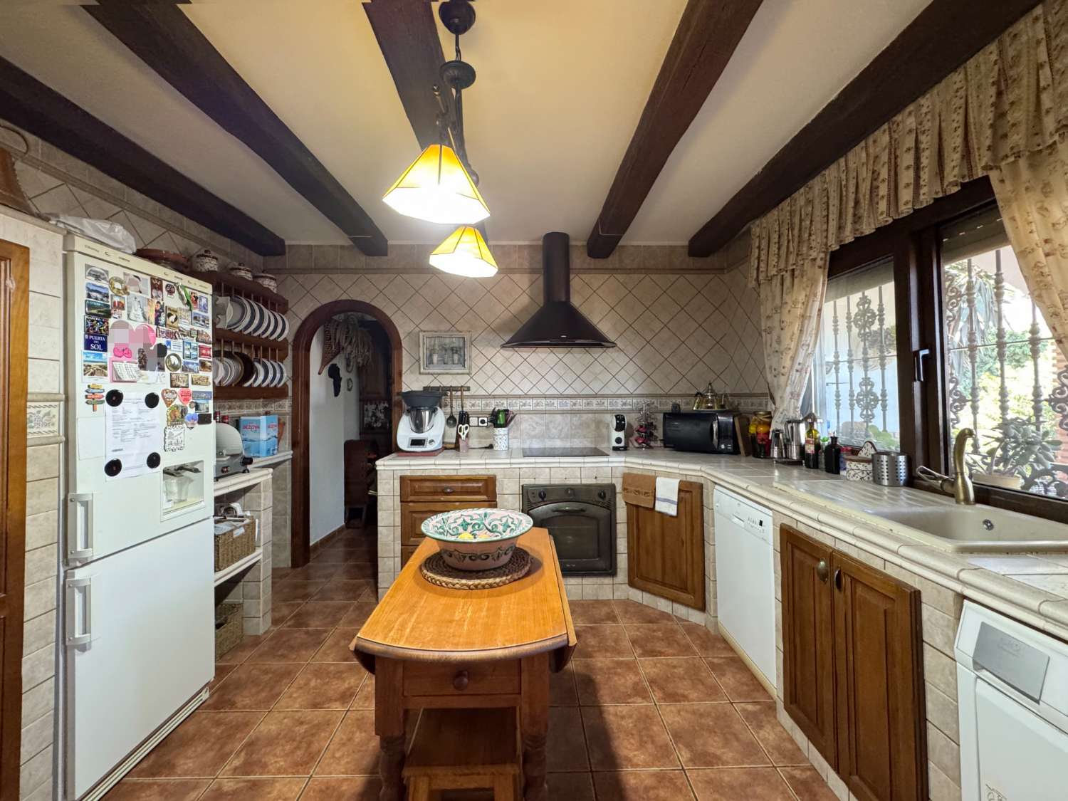 Villa en una sola planta con gran casa de invitados independiente