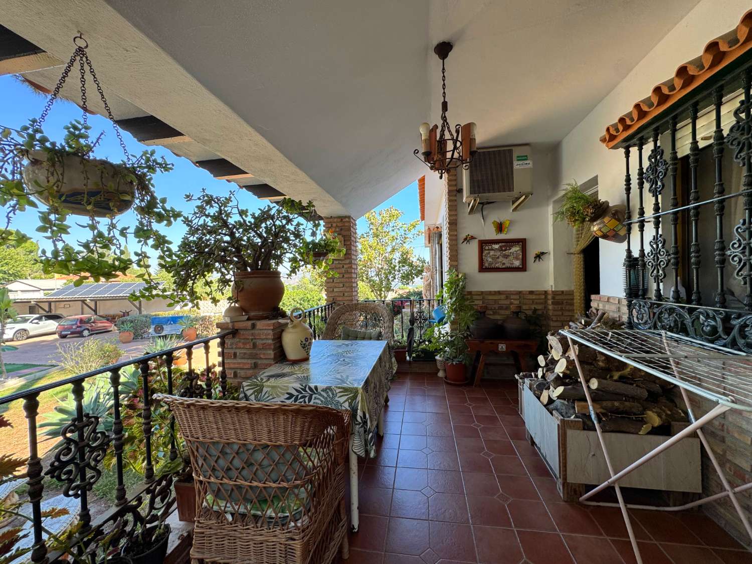 Villa en una sola planta con gran casa de invitados independiente