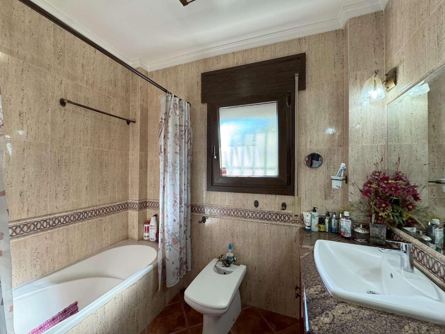 Villa en una sola planta con gran casa de invitados independiente