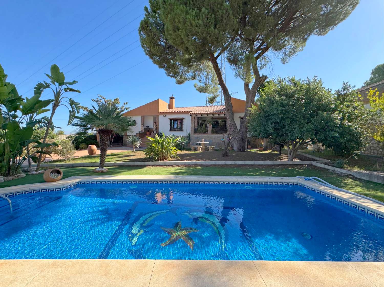 Villa en una sola planta con gran casa de invitados independiente