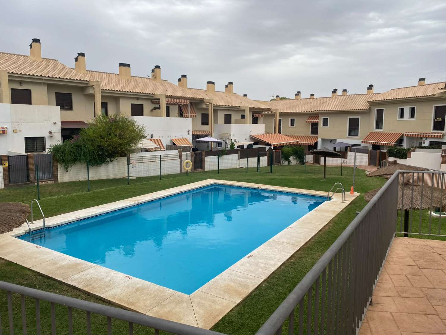 MAGNÍFICO ADOSADO EN ALQUILER EN ALHAURÍN DE LA TORRE CON PISCINA, GARAJE Y ESPACIO MULTIFUNCIONAL