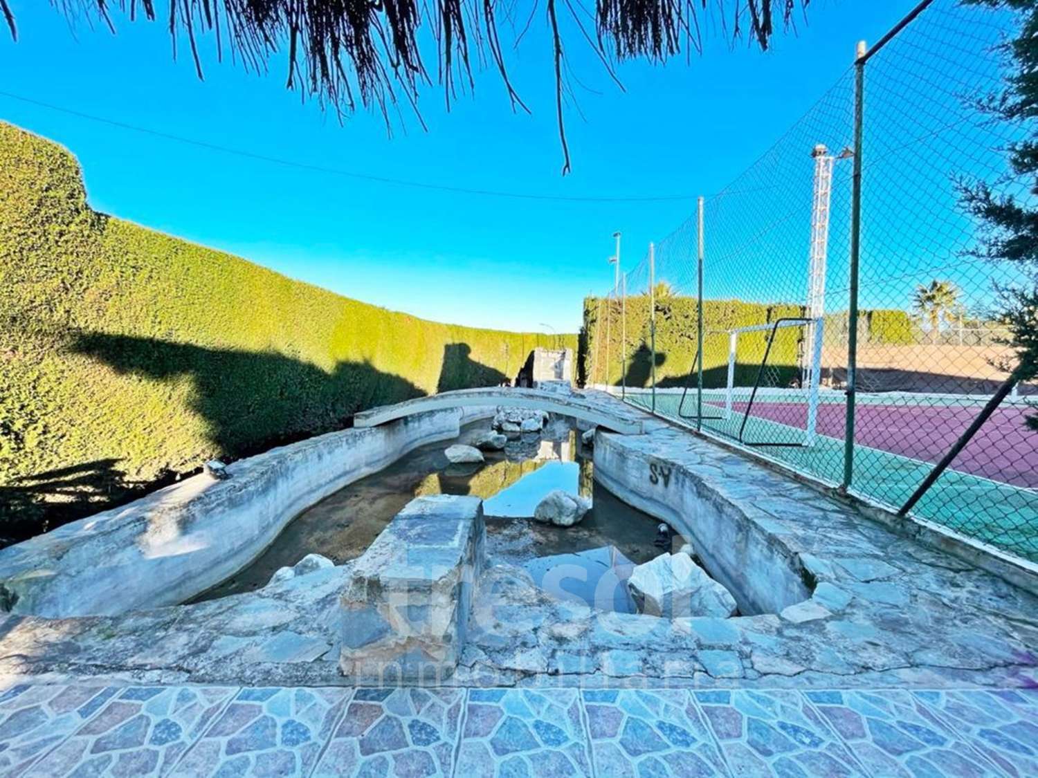 Villa independiente DISPONIBLE YA, con piscina y pista de tenis en zona baja de a Urb. Pinos de Alhaurín.